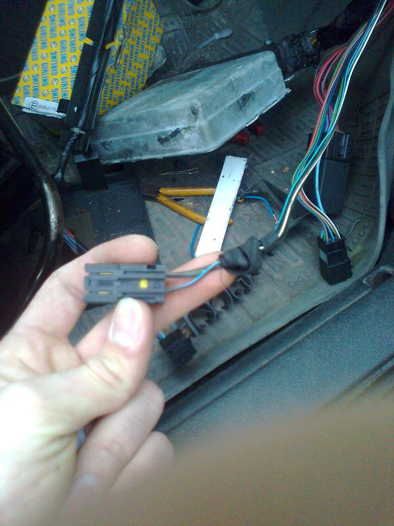 Wtyczka przy komputerze bez podłączenia.